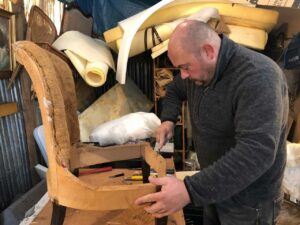 Restauration totale de chaises type chauffeuses.