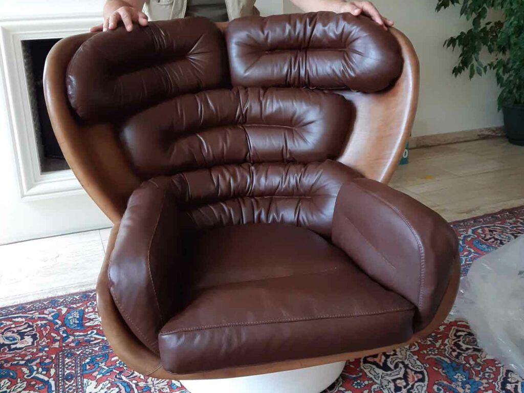 Fauteuil type colombo en cuir après restauration.