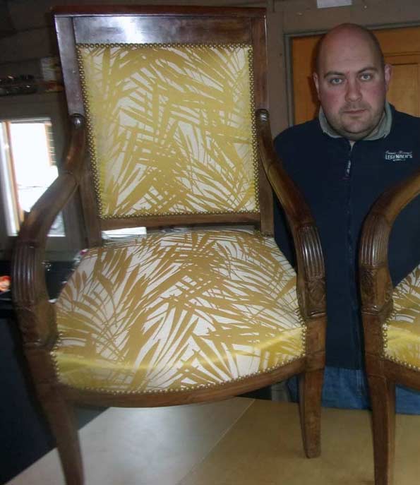 Rénovation de fauteuil Empire par artisan tapissier professionel. Paris IDF, devis à domicile