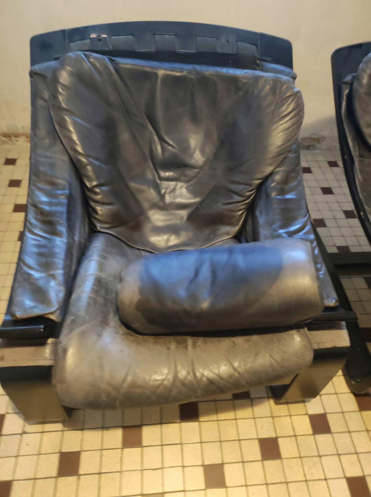 Remise en état fauteuil, Cuir sanglage à l’origine, soins et pigmentation du Cuir couleur d’origine
