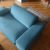 Remplacement du cuir du canapé par un velours bleu : après