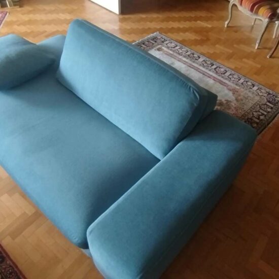 Remplacement du cuir du canapé par un velours bleu : après