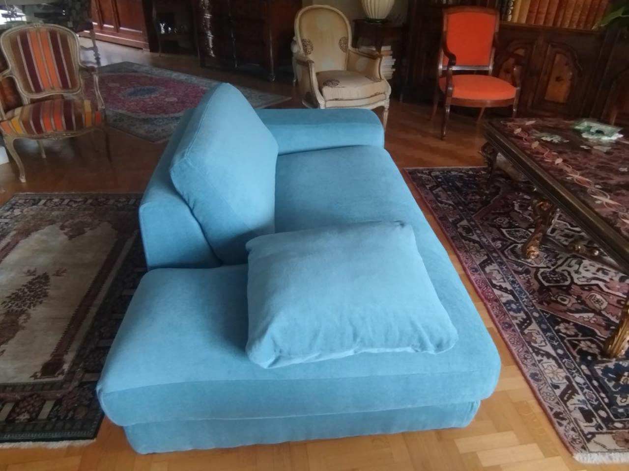 Remplacement du cuir du canapé par un velours bleu : après