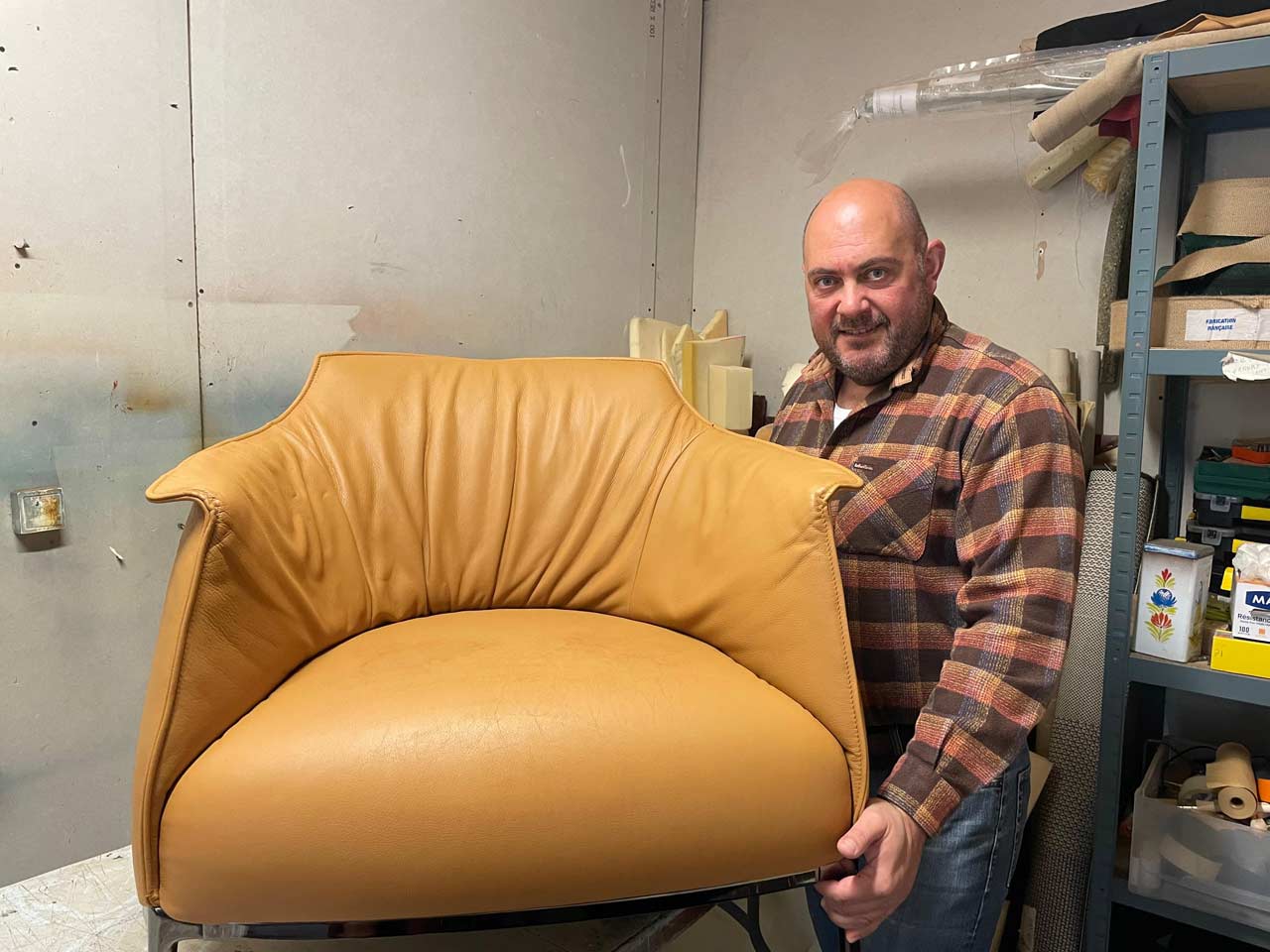 Restauration du cuir avec pigmentation, couleur d’origine d’un superbe Fauteuill, Archibald de (poltrona frau)
