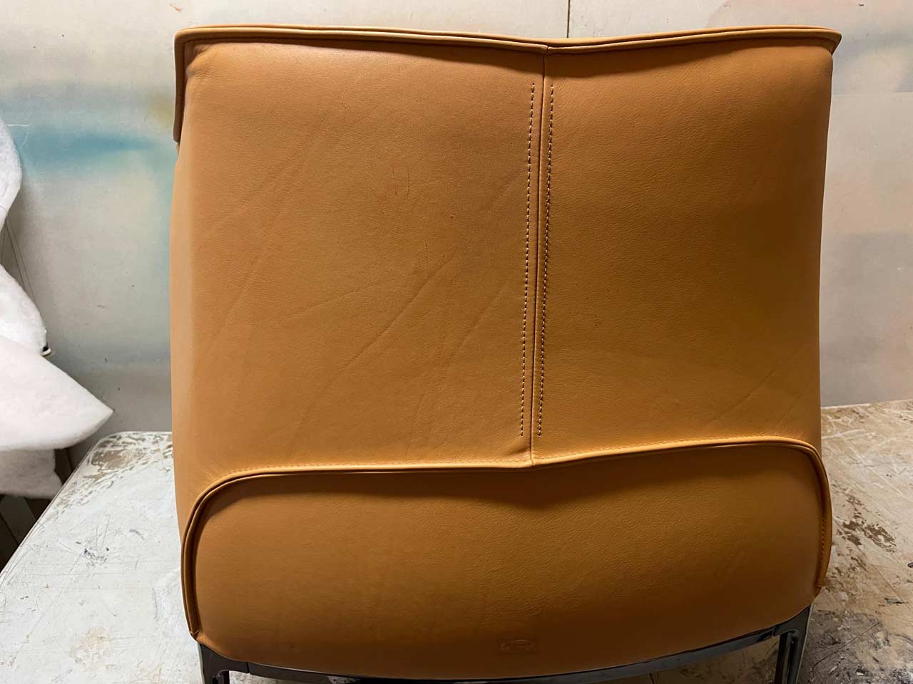 Restauration du cuir avec pigmentation, couleur d’origine d’un superbe Fauteuill, Archibald de (poltrona frau)