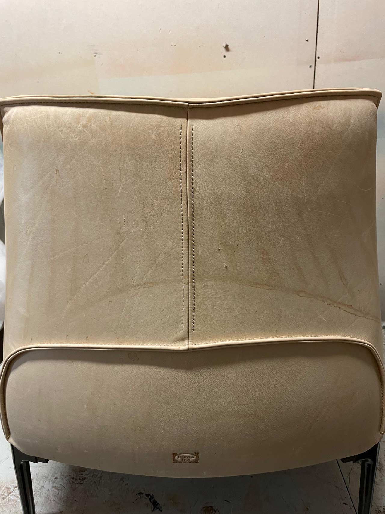 Restauration du cuir avec pigmentation, couleur d’origine d’un superbe Fauteuill, Archibald de (poltrona frau)