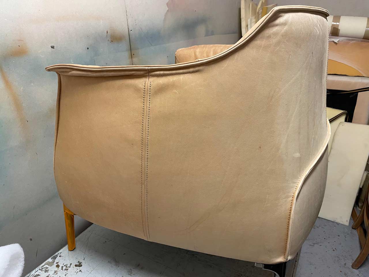 Restauration du cuir avec pigmentation, couleur d’origine d’un superbe Fauteuill, Archibald de (poltrona frau)